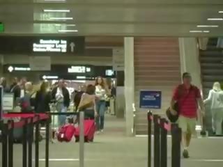 Jayma ried arrives nál nél a airport.