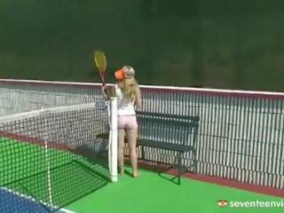 Masturbuje na the tenisový soud