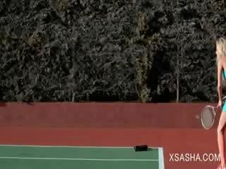 Nešvankus mažutė kūrva sasha erzinimas putė su tenisas racket