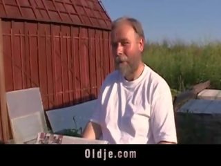 Künti big emjekler blondinka seduces and fucks lucky old man