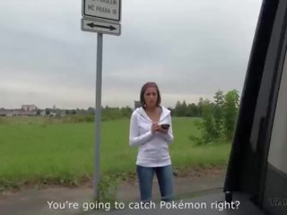 Super karstās pokemon mednieks krūtainas skaistule convinced līdz jāšanās svešinieks uz driving van