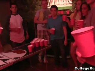 Пиво pong повороти в веселощі секс