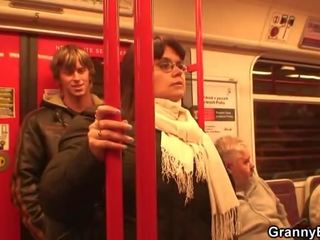 Il picks jusqu'à bigtitted femelle en la metro