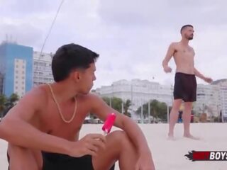Novinho dando pro pirocudo do calçadão de Copacabana