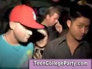 Κολλέγιο έφηβος/η παίρνει αποστεωμένα στο πάρτι