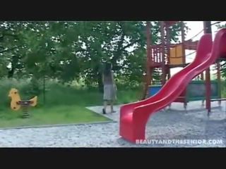 Smutsiga naken nymf shaggs inuti den playground