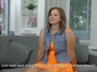 Sandra bulka. 18 y.o delightful reāls jaunavas jauns sieviete no krievija griba apstiprināt viņai virginity tiesības tagad! tuvplāns himēns šāviens!