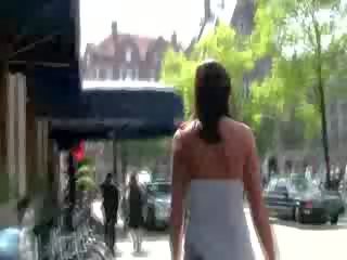 Nyata turis di amsterdam terlihat untuk gadis nakal di tinggi def