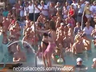 Seksi tubuh kontes di kolam renang pesta kunci barat