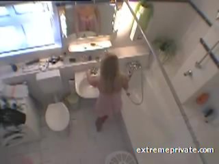 Spionage mijn blondine nicht jane in de badkamer
