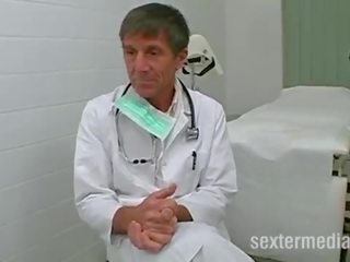 Dokter seks tiga orang dengan sebuah kecil teenie
