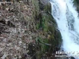 এশিয়ান মিটিমিটি sucks খাদ দ্বারা waterfall