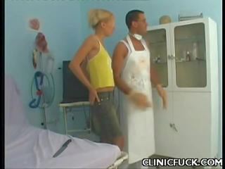 Bjonde hottie gëzon klinikë seks